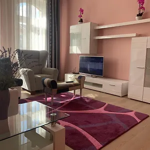 https://1apartment-zeyerova4.karlovyvary-hotels.com